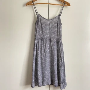 H&M kort mönstrad klänning 34 - H&M divided svartmönstad kort klänning stl 34. Fint skick, använd 1-2ggr. Inga hål eller fläckar. 🌸 Vi tvättar parfymfritt, röker INTE men katt finns i hemmet sedan några veckor tillbaka.