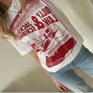 T-shirt  - Jätte cool t-stort köpt på Plick, jag har bara använt en gång så jättebra skick💋lägg bud!!💋💋