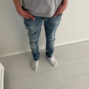 Ett par snygga nudie jeans i modellen ”grim tim” | skick 9/10 | nypris ca 1600 kr | modellen är 174 och väger ca 54 kg | vid ytterligare funderingar är det bara att skriva🙌🏼