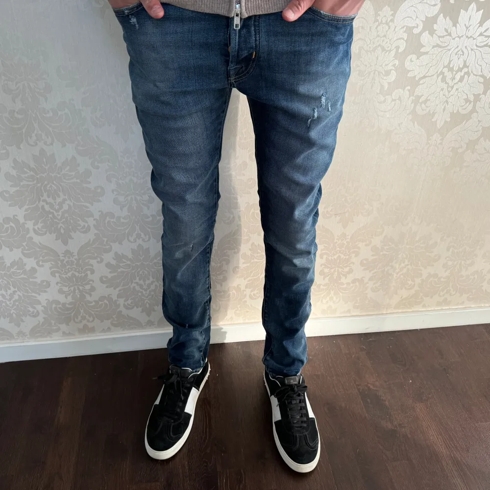 Jacob Cohen Jeans i grymt skick | Modellen är 184cm och väger 67kg | Sitter tajt i midjan och passar runt 32 i längd | . Jeans & Byxor.