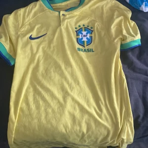 Brasilien fotbollströjor - Storlek s Bild-1 har ett sämre material än bild 2 Bild-1=200kr Bild-2=300kr