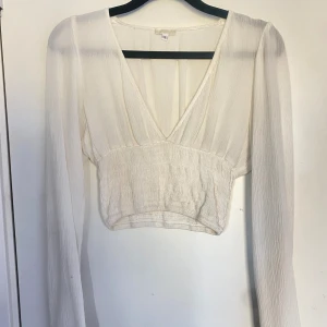 Brandy Melville blus - En jättefin blus från brandy melville som jag köpte i Portugal för ett år sedan! Går inte att köpa i Sverige. Älskade den förut men måste sälja då den tyvärr är för liten. Tyget är luftigt och bra för sommaren. Den är i väldigt bra skick. Läs bio! 🫶