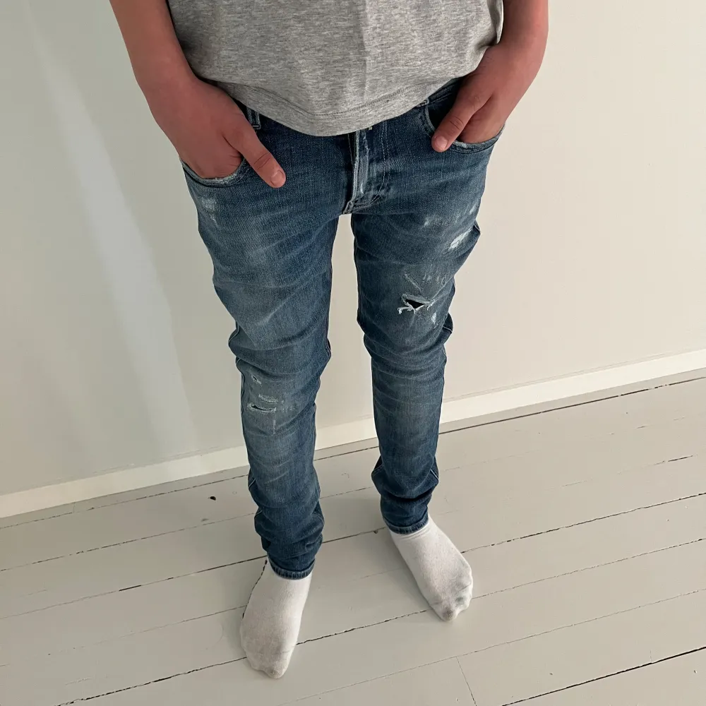Ett par snygga replay jeans i modellen ”anbass” | skick 9/10 | nypris ca 1600 kr | modellen är 174 cm och väger ca 54 | vid ytterligare funderingar är det bara att skriva🙌🏼. Jeans & Byxor.