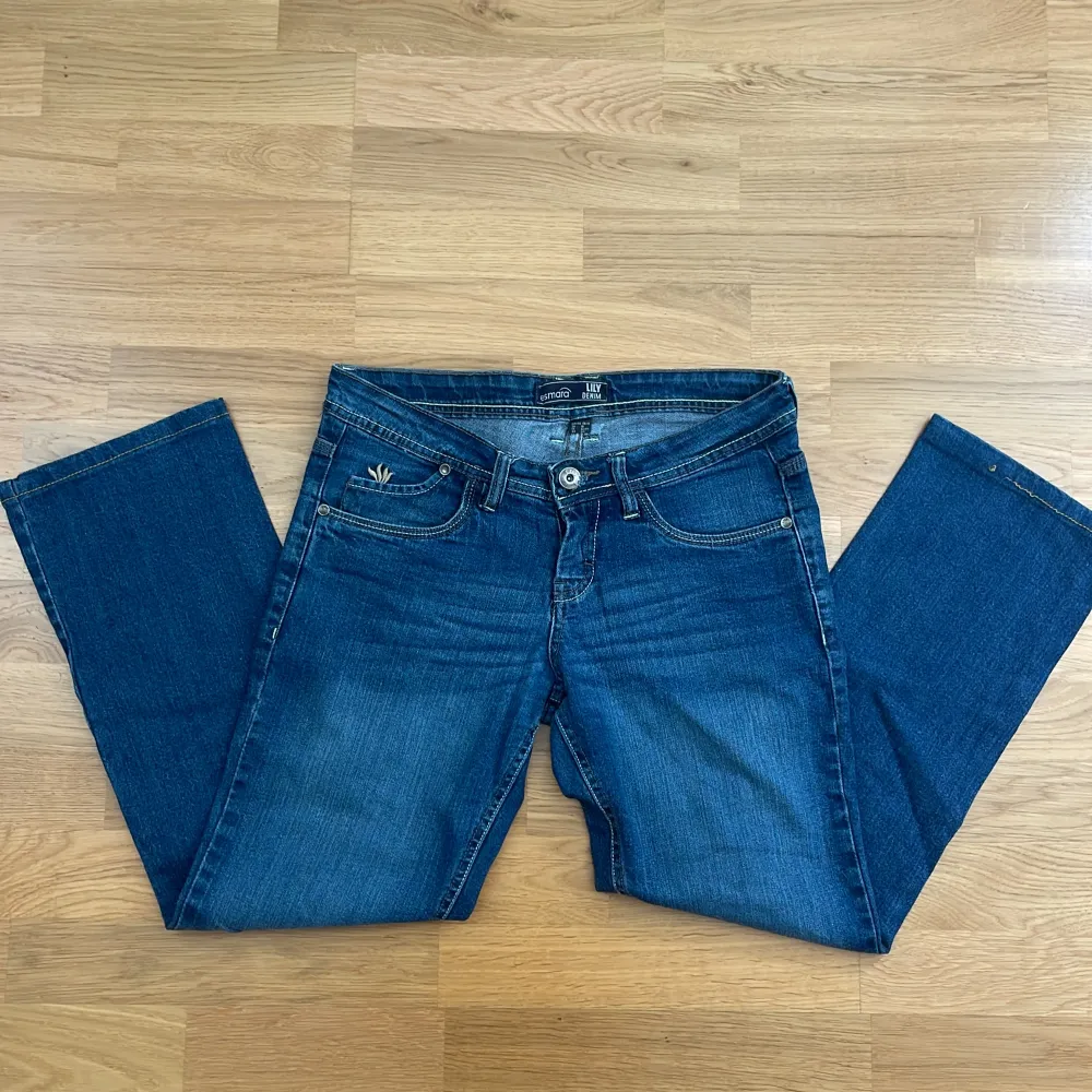 Jeans från Esmara💕tyvärr för små för mig😓midjemått: 41 cm Innerben: 67cm står strlk 40 på lappen men skulle säga att dom är som s /m. Farkut & Housut.