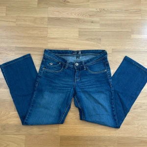 Lågmidjade jeans  - Jeans från Esmara💕tyvärr för små för mig😓midjemått: 41 cm Innerben: 67cm står strlk 40 på lappen men skulle säga att dom är som s /m