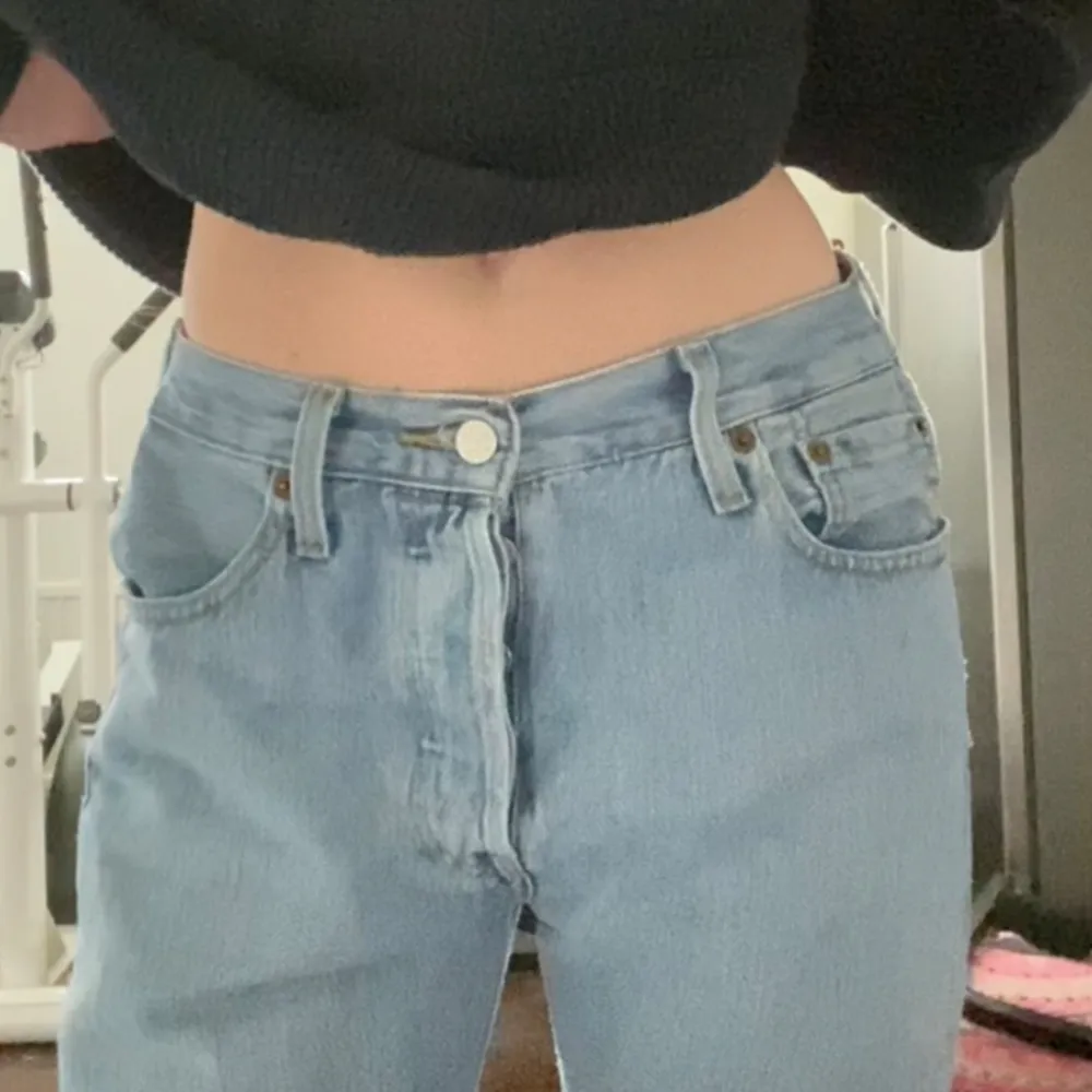 Super sköna! Midrise / midwaist Midja : 43cm Innerbenslängd : 73cm. Jeans & Byxor.