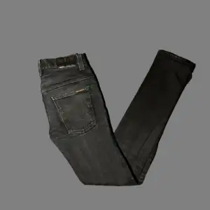 Ett par snygga svarta Nudie jeans, storlek 28/34. Skick 8/10 pris 299 men kan gå ner i pris vid snabb affär👍