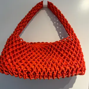 Säljer denna somriga väska från Mango i en fin orange färg. Perfekt till sommaren! Aldrig använd, nypris 499kr. Kom med prisförslag vid intresse 🌼