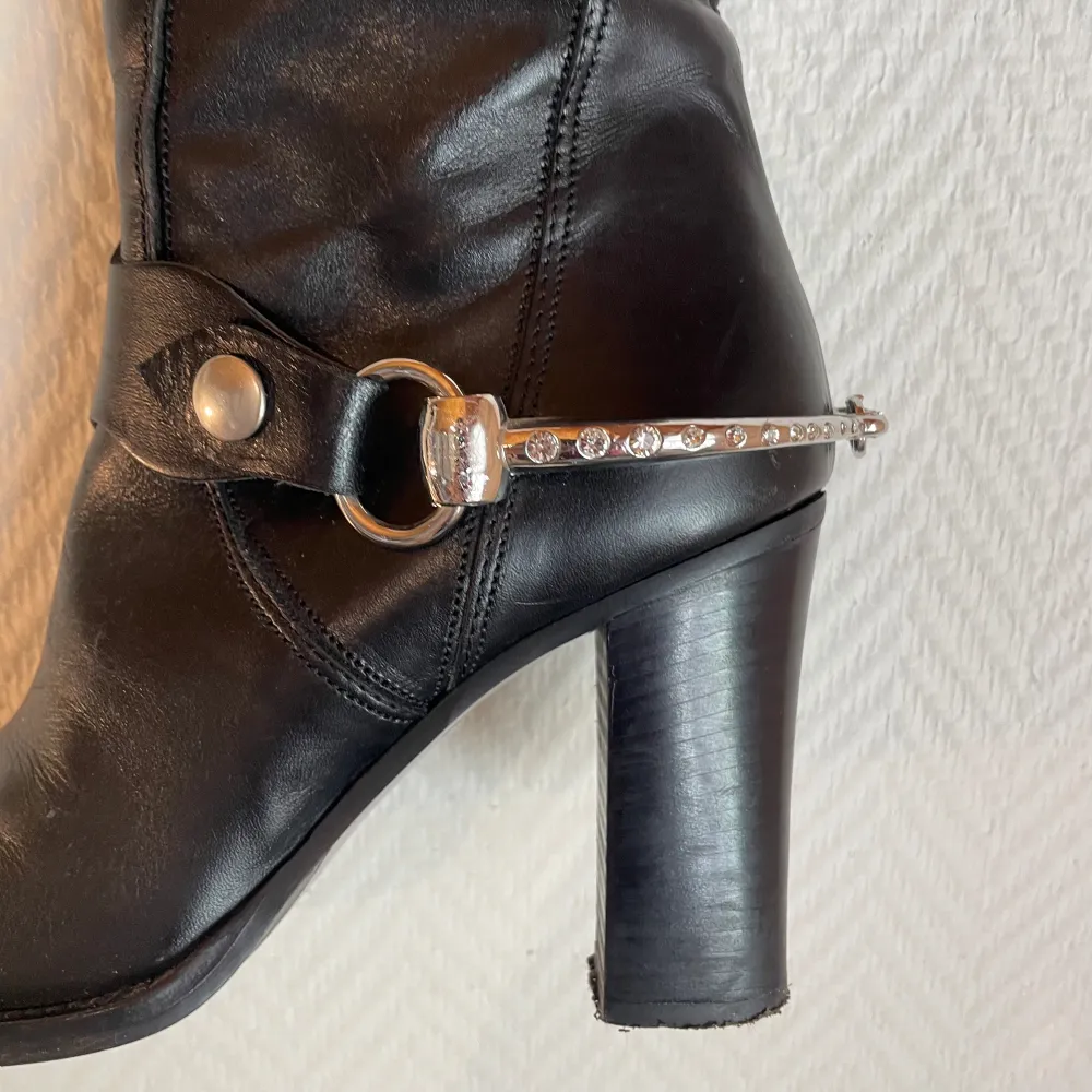 Svarta kneeboots från Bianco Footwear. I storlek 37. Snygga silver detaljer runt ankel som även är avtagbara. Made in Italy. Skor.
