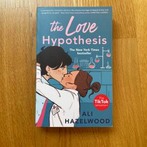 The Love Hypothesis av Ali Hazelwood. Nypris på Adlibris 137kr.