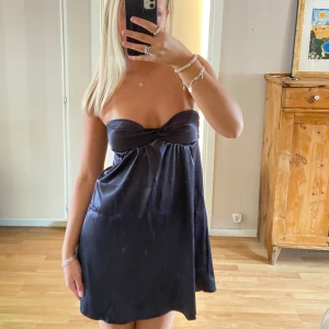 Bandeauklänning - Bandeauklänning i satin som är helt oanvänd.