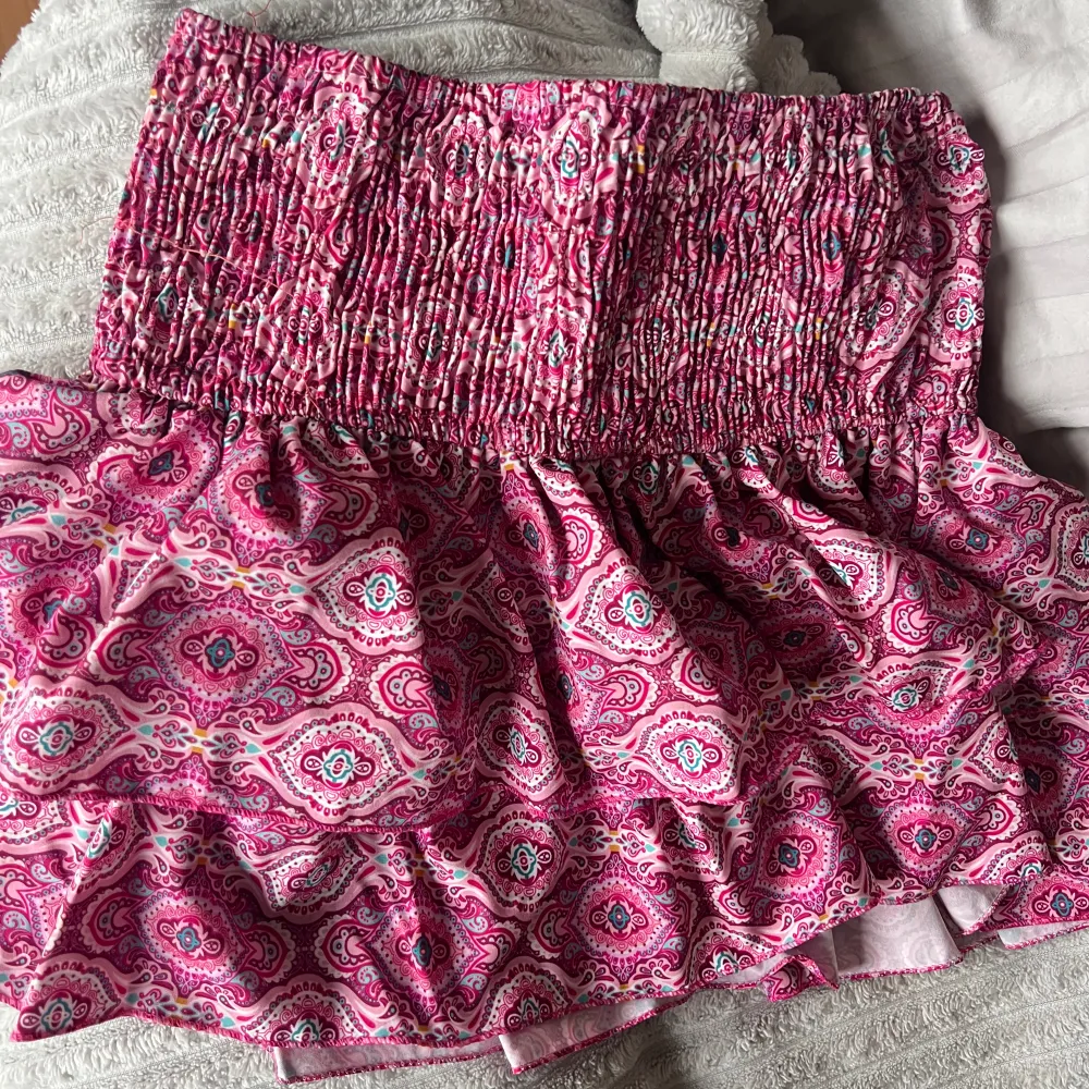 Jag säljer min kjol från meetxtiger den sitter perfekt. Den har bara inte kommit till användning. Passar från storlekarna xs-M. . Kjolar.