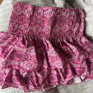 Jag säljer min kjol från meetxtiger den sitter perfekt. Den har bara inte kommit till användning. Passar från storlekarna xs-M. 
