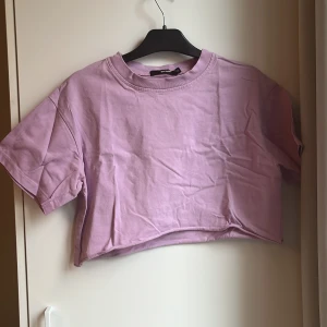 Cropped t-shirt bikbok - Söt croppad tisha från bikbok. XS men oversize så passar S oxå, säkert M också. 