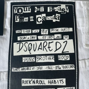 ÄKTA Dsquared2 Jeans  - Hej! Säljer en äkta dsquared2 jeans i vit färg. Aldrig använt den och följa med extra knappar och lapparna. 