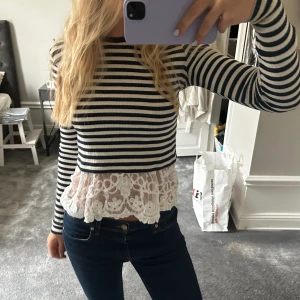 Randig brandy melville magtröja med långa ärmar - Den är i perfekt skick, inte en ända fläck. Passar super bra med ett gulligt linne under eller också bara att ha den vanligt. Från brandy melville. Stretchigt material. 