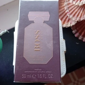 HUGO BOSS DAM PARFYM 50ML ,OÖPPNAD 1200 KR - Jag säljer min fortfarande oöppnade " HUGO BOSS PARFYM FÖR DAM 50ML"  Den är fortfarandd inplastad och säljs endast för att har en likadan ! Den köptes för 1500kr och jag säljer min för 300kr billigare dvs 1200kr Detta är ett verkligt Fynd !!!