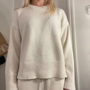 Vit stickad tröja - Vit tröja från mango. Storlek L, sitter såhär på mig som oftast har S. 