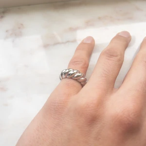 Ring från yomie 💕 - Yomie har fina kvalitativa prisvärda ringar som endast kostar 119kr 💕 Alla är vattentäta och gjorda av rostfritt stål 💛 Ringarna orsakar alltså inga utslag 💛 För fler frågor/bilder skicka ett meddelande💕