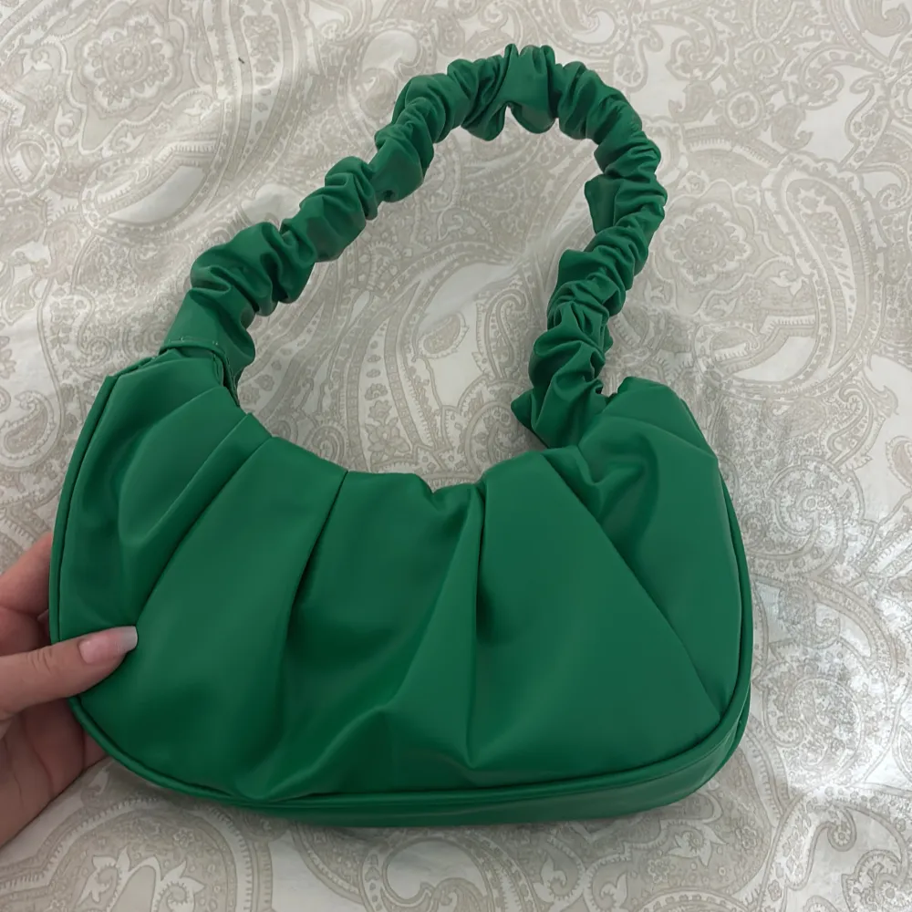 Grön cool väska! Använd fåtal gånger. 75 kr!. Väskor.