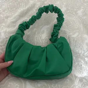 Grön cool väska! Använd fåtal gånger. 75 kr!