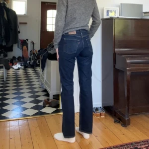Levis 501 jeans - Klassiska 501:or från Levis i en fin mörkblå tvätt, skulle säga midwaist i storlek W28 L32. Finns inga tecken på användning, mycket bra skick💕 priset går att diskutera vid en snabb affär!
