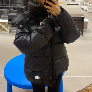 Bikbok jacka - Helt ny populär bikbok vinter jacka, använt EN gång men lappen finns kvar🤍 strl xs men den passar även S/M original pris 499 och säljer för 499 då den är jätte eftertraktad 