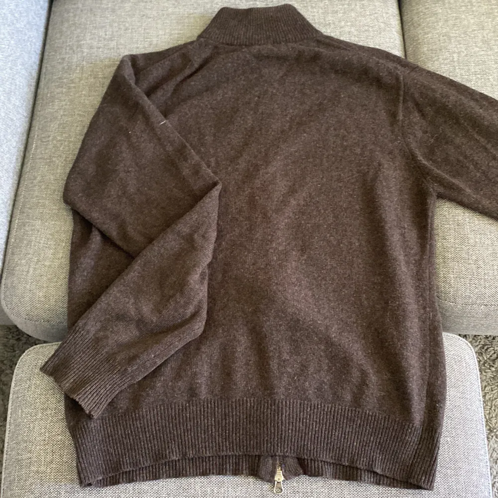 En fett Gant zip tröja med krage i storlek L. Den är stickad och köpt på GANT.se nypris 1200kr men säljer för 350kr inga defekter. Hör av er vid köp.. Tröjor & Koftor.