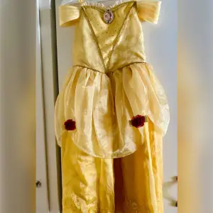 Fin prinsessklänning (skönheten och odjuret), köpt från Disney store. Storlek 9-10 år, upp till 140cm. Sparsamt använd. Kan skickas mot att kö... Visa mer