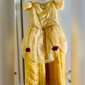 Prinsessklänning Skönheten och odjuret  - Fin prinsessklänning (skönheten och odjuret), köpt från Disney store. Storlek 9-10 år, upp till 140cm. Sparsamt använd. Kan skickas mot att kö... Visa mer