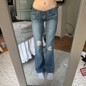Lågmidjade Bootcut jeans  - Lågmidjade Bootcut jeans från abercrombie & fitch, storlek 0s, skulle säga att det motsvarar en S. innerbenslängd:75 midjemått: 37 köp sker via köp nu, jag postar inom 24h