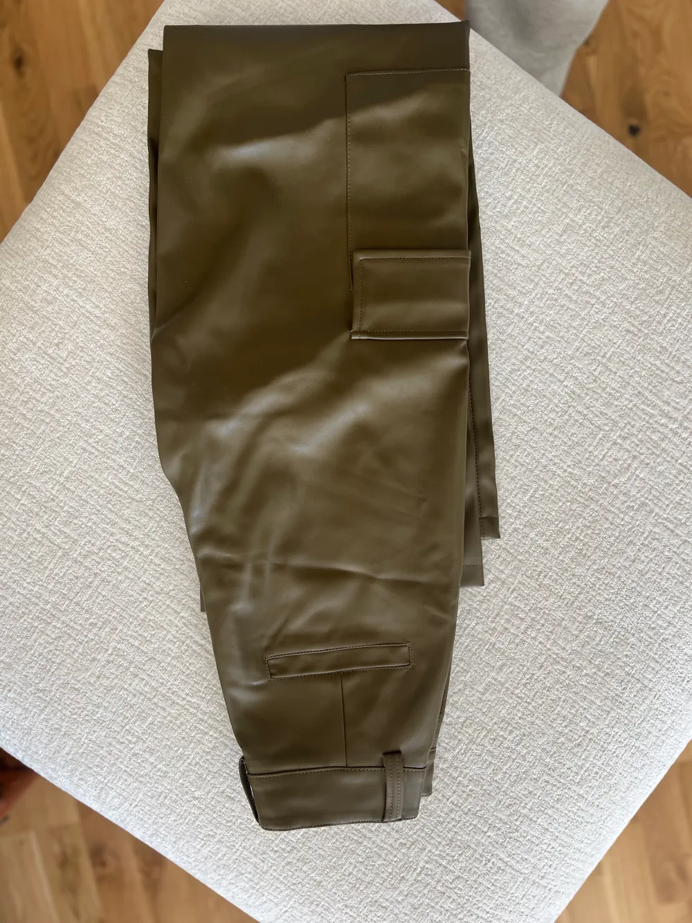 Fake läder cargo’s från NAKD. Raka byxor med fickor på vardera sida. Jeans & Byxor.