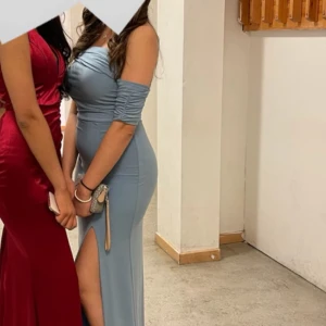 Ljusblå klänning  - Jätte fin ljusblå klänning,använd en gång på min bal säljer för 750. Skriv för fler bilder.
