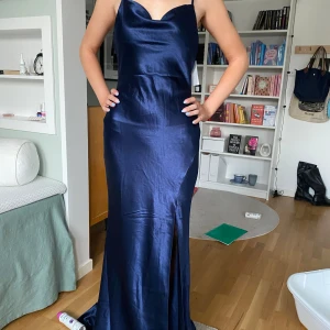 Mörkblå balklänning - Jag säljer min sprillans nya balklänning som är helt oanvänd pga. att den är för lång på mig som är 160. 