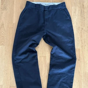 Baggy dickies byxor - Ett par feta svarta dickies brallor i W32. Bekväma och i grymt skick, inga defekter. Skriv vid frågor, pris kan diskuteras🫶🏻❤️ Mått 📏  Midja: 42 Ytterben: 100 Benöppning: 22 Innerben: 70,5