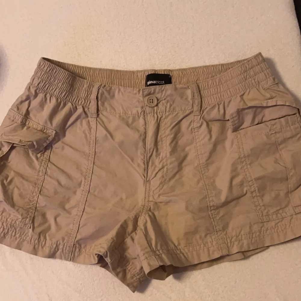 Nästan helt oanvända beigea shorts från Gina Tricot!! Pris går att diskuteras 💖💖💖. Shorts.