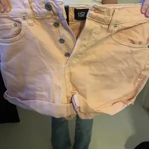 Rosa denim shorts i storlek M. Säljs då dem aldrig har kommit till användning. ALDRIG ANVÄNDA. 