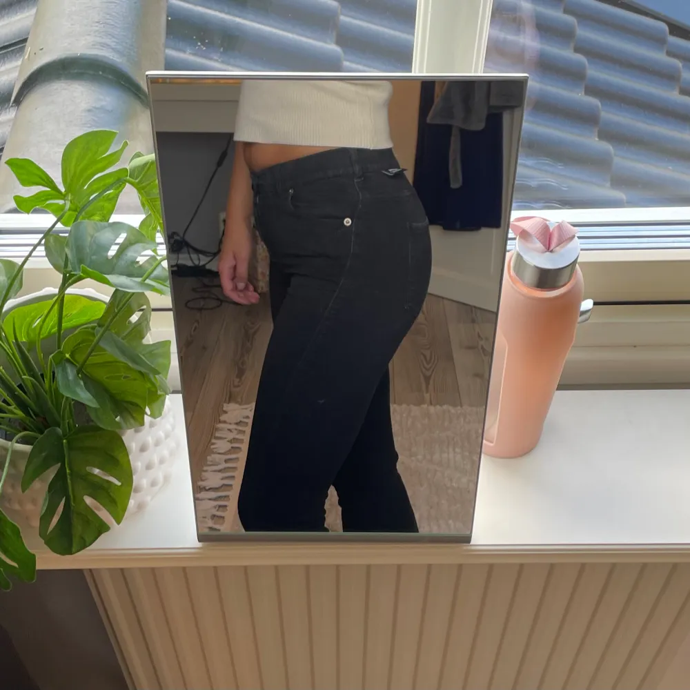 Säljer nu mina fina dr denim bootcut jeans då de blivit försmå. Storlek xs/30. Men jätte stretchiga!💗. Jeans & Byxor.