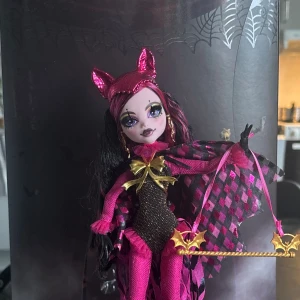 Monster High sdcc draculaura  - Hon är i jätte bra skick , säljer då jag behöver pengar snabbt till nåt annat, betalning sker via Swish och vill gärna sälja den så fort som möjligt, kontakta vid intresse! Säljer henne för 1300! 