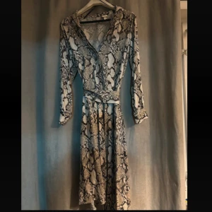 Klänning  - Jag säljer denna fina klänningen som är i väldigt bra skick.