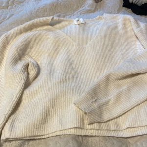 Knitted blouse H&m - Denna är använd ett fåtal gånger och köpt för runt 250kr. Jag säljer den eftersom jag inte får användning för den men den är i jätte bra skick. 