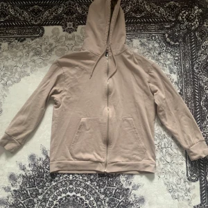 Tröja med dragkedja ❤️ - Säljer en beige tröja med luva och dragkedja, samt två snören vid luvan. Aldrig använd, tvättad och i utmärkt skick. Köpt från H&M för 250 kr, säljs nu för 150 kr eller enligt överenskommelse. Perfekt för att hålla sig varm och stilfull! ❤️