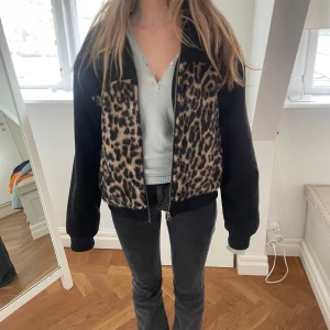 Leopardmönstrad jacka - Så snygg, sitter som storlek M, fakepäls och det svarta i fleecematerial!❤️Bra skick!