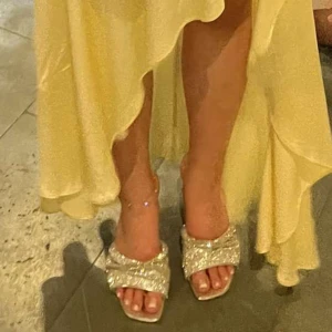 Guess högklackade skor - Säljer mina fina klackskor från Guess då de var för stora på mig❤️ De har stilettklack och är endast använd en gång!