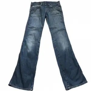 Så snygga vintage lågmidjade jeans från Diesel! 100% bomull, Midjemått 76cm Innerbenslängd 85cm Grenmått 19cm