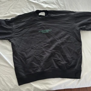 Svart tröja med tryck - Storlek M, använd i bra skick, från Valient