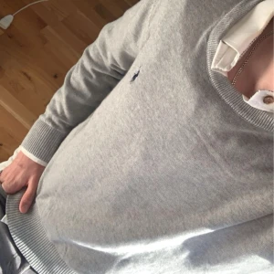 100% Kashmir Ralph lauren tröja  - Tja! Säljer asskön Ralph lauren tröja i stolen M, passar dig som är ungefär 178-184. Vid snabb affär kan ja gå ner i pris! Vid frågor är de bara att skriva!