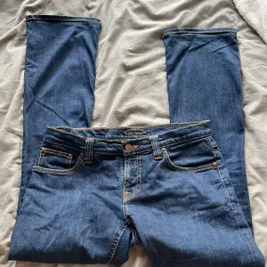 Low waist bootcut jeans, kommer inte till någon användning längre då dom är för korta💞