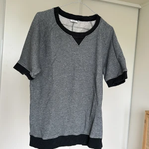 T-shirt j.Lindeberg storlek medium - Grå och svart T-shirt från j.Lindeberg   storlek medium Material: bomull  Liten skada som knappt syns på framsidan, i övrigt felfritt skick 