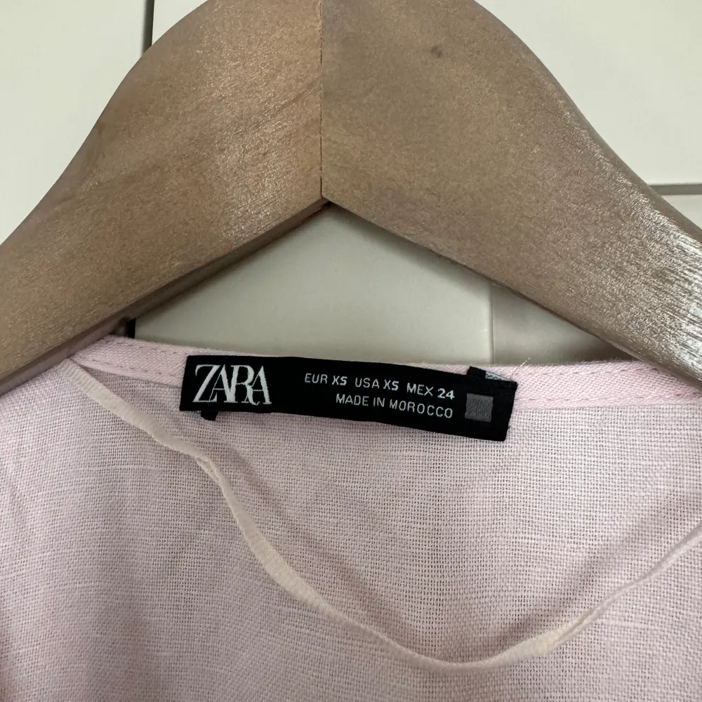 Jättefin rosa färg på denna Zara-klänning💕💕Har tyvärr endast kommit till användning en gång, till en sommaravslutning. Storlek Xs, men passar mig som vanligtvis har M.. Klänningar.